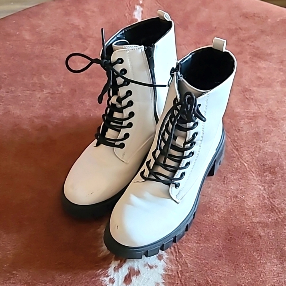 ⭐ $5 ⭐  White Combat Boots Size 8